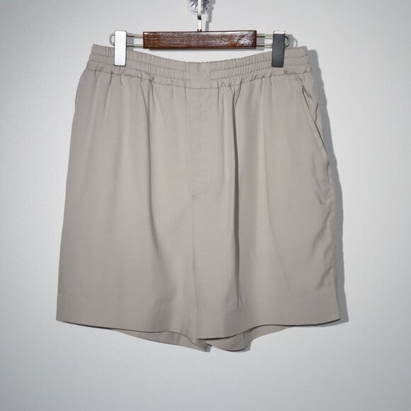 Fendi signature embroidered solid shorts Size 46